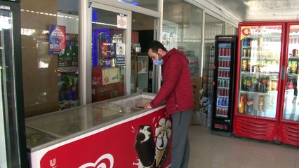 Rüzgarın sürüklediği dolabı tutmaya çalışan market sahibi: “Ayaklarımız kaydı, dolabı zapt edemedik”