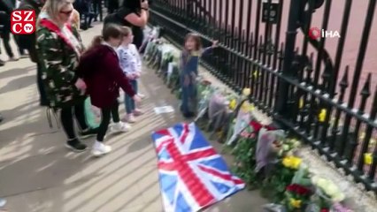 İngiliz halkı Buckhingham Sarayı'nın önünde toplanıyor