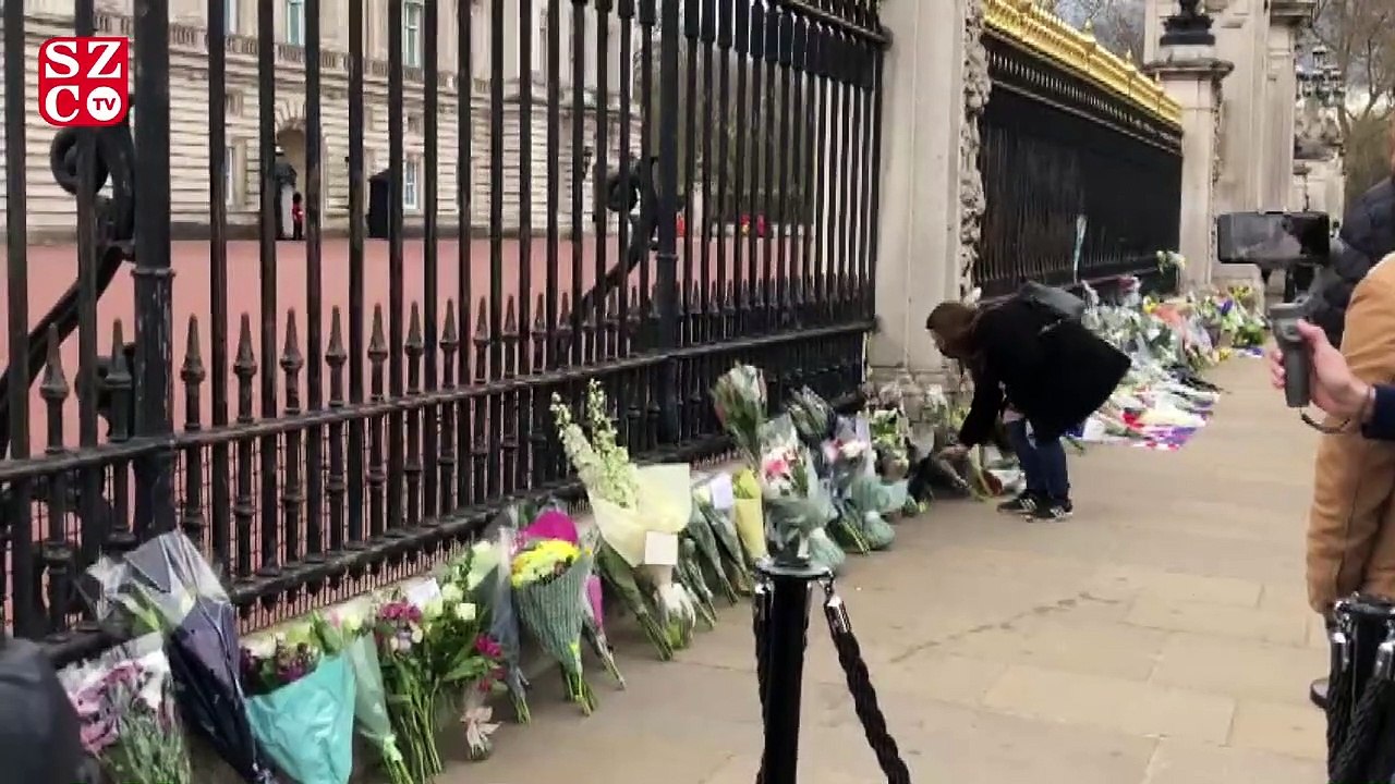 Prens Philip'in ölümü üzerine İngilizler Buckingham Sarayı önünde toplanmaya başladı