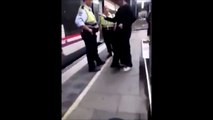 Ce passager simule une agression de la sécurité ferroviaire mais ne sait pas qu'il est filmé