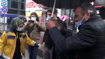 Uzun süre şemsiye ile yaralının başında bekledi