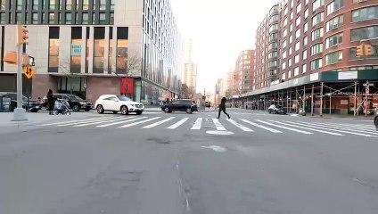 رئيس لوسيد في تجربة قيادة لسيارة إير سيدان