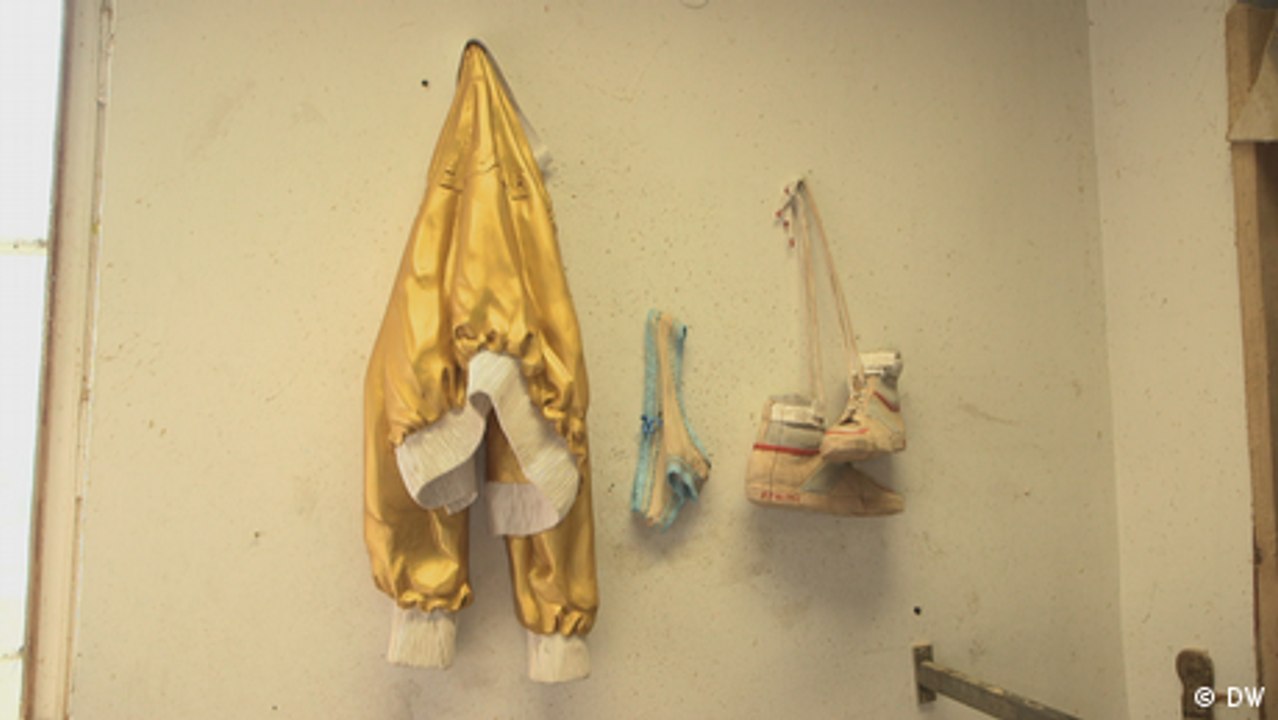 Alltagskleidung als Holz: Skulpturen von Jessi Strixner