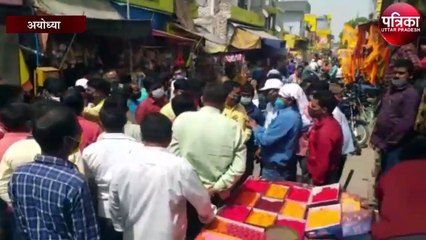 सड़क चौड़ीकरण के विरोध में व्यापारियों का प्रदर्शन
