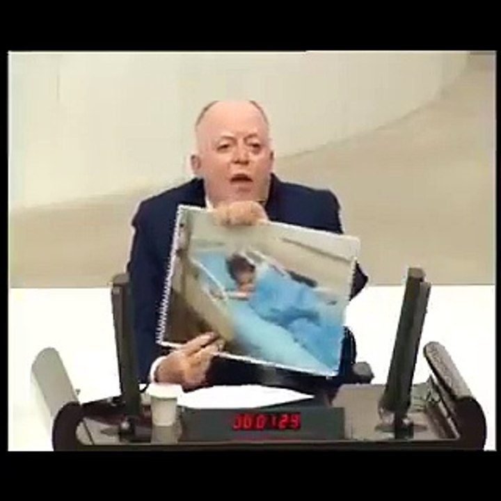 TBMM'de, ailesi hapiste olan 11 yaşındaki lösemi hastası Hakan'ı anlatan HDP'li Piroğlu kürsüye kelepçe taktı: Bu kelepçe size yakışır