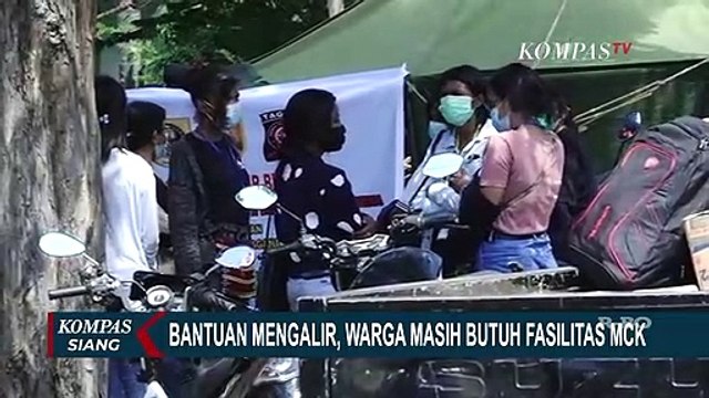 Warga dan Aparat Gabungan Gotong Royong Membersihkan Sisa Banjir Bandang