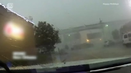 Nákladní vlak shozen vichřicí z mostu (Nejpodivnější počasí na Zemi) [CZ]