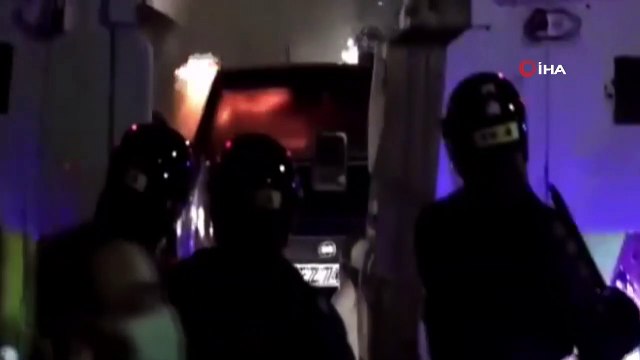 - Kuzey İrlanda’da tansiyon düşmüyor: aracı ateşe verdiler