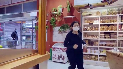 Del Zendal a Sol, Díaz Ayuso corre por un Madrid abierto en el último vídeo del PP