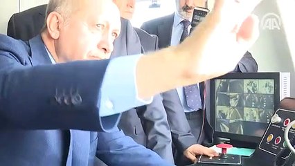 Cumhurbaşkanı Erdoğan, makinist koltuğuna geçerek banliyö trenini kullandı