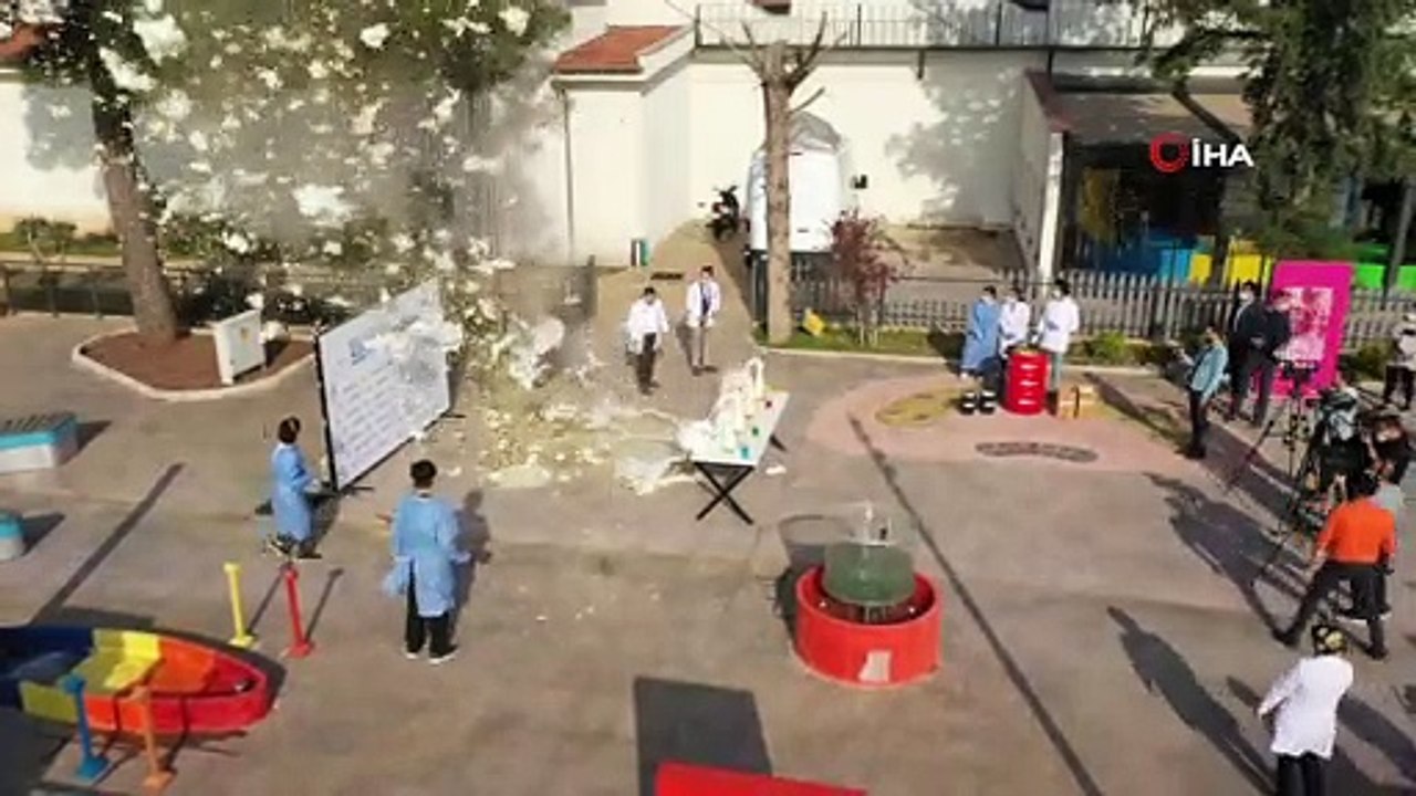 Belediye başkanının öğrencilerle yaptığı deney başında zor anları