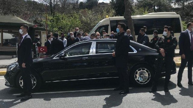 Cumhurbaşkanı Erdoğan Sarıyer’de minibüs durağına uğradı
