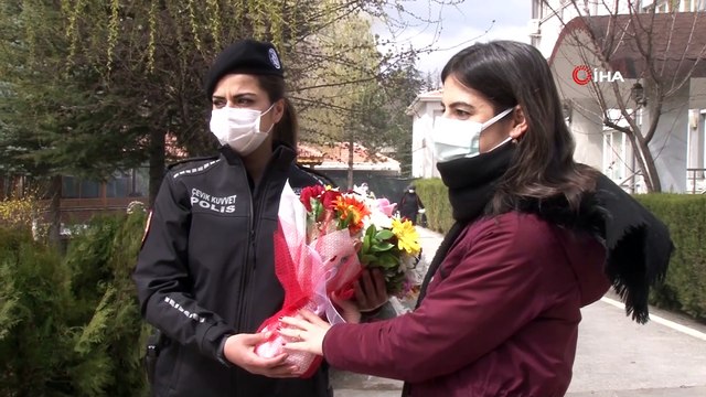 Sahne polis köpeklerinin... Polis Haftası gösterilerinde eğitimli polis köpekleri yeteneklerini sergiledi