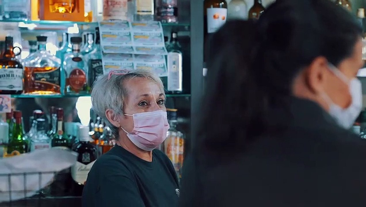 Conversación entre la candidata de VOX Rocío Monasterio y un socialista de toda la vida en un bar de Madrid