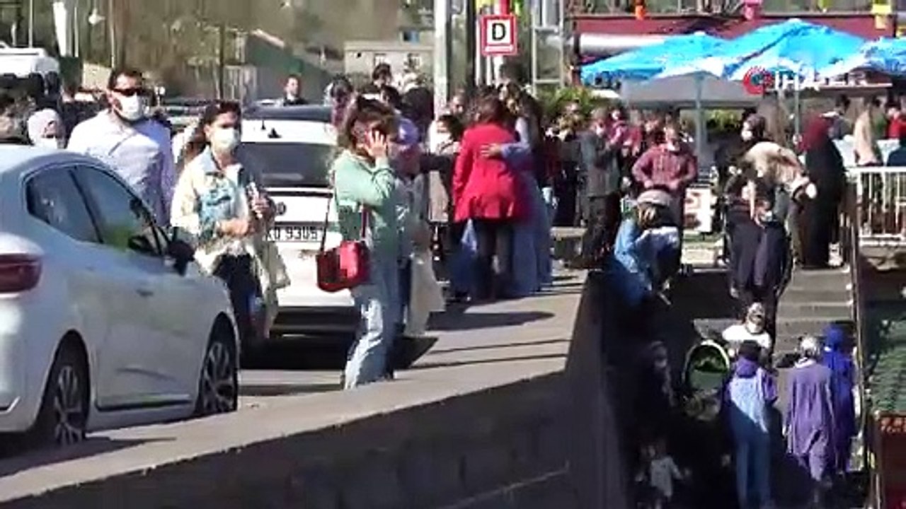 Tarihi On Gözlü köprüsünde sosyal mesafe unutuldu, halay çekildi