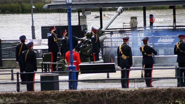 - İngiltere Kraliçesi II. Elizabeth'in eşi Prens Philip için 41 pare top atışı