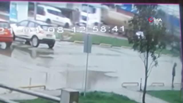 16 yaşındaki kurye tırın altında can verdi... Feci anlar kameraya yansıdı