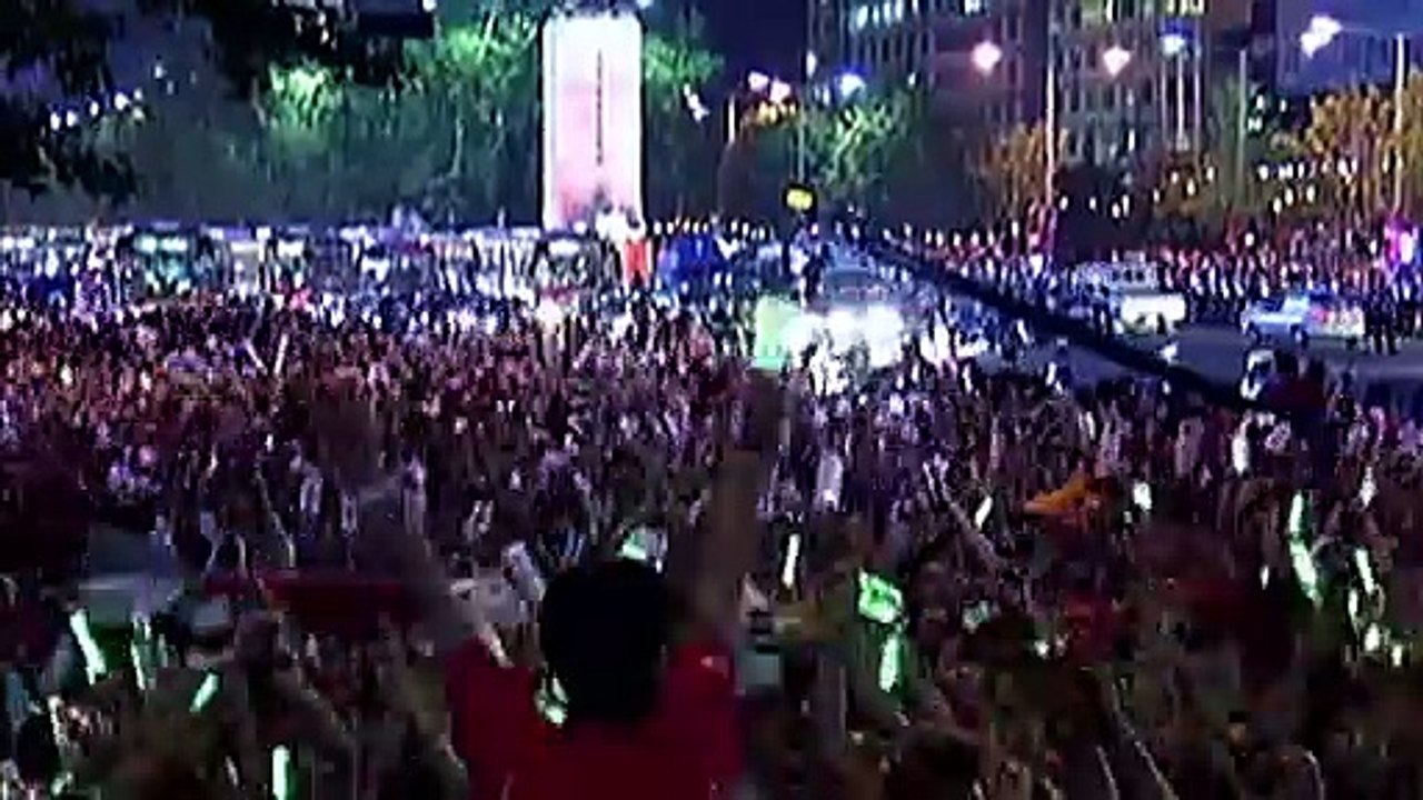 Shakira - Waka Waka (This Time for Africa) (The Official 2010 FIFA World Cup™ Song)