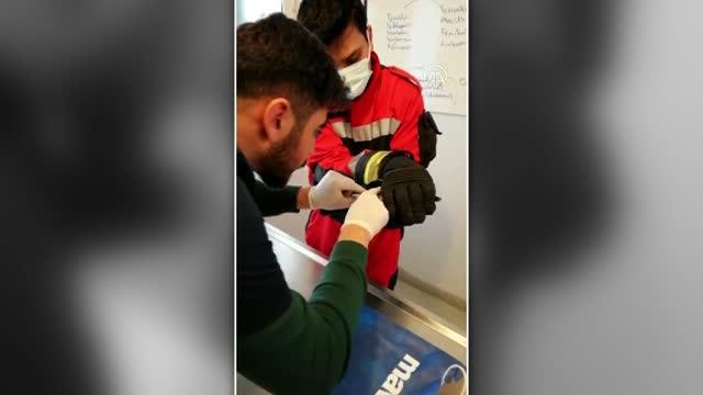 Son dakika haberi | Ağaçtaki yaralı kuş kurtarılıp tedavi altına alındı