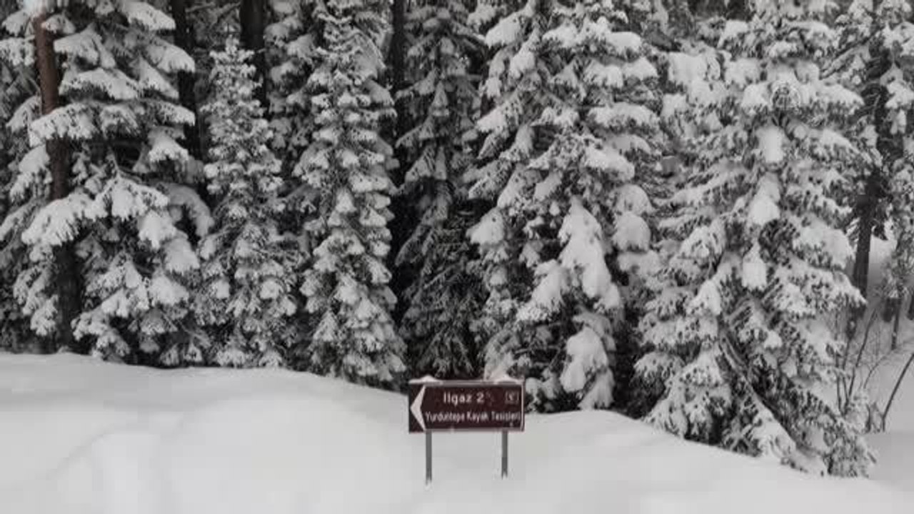 KASTAMONU - Ilgaz Dağı ve Yaralıgöz Geçidi'nde yoğun kar yağışı ulaşımı olumsuz etkiliyor