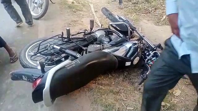 शाहजहांपुर : तेज रफ्तार स्विफ्ट कार ने बाइक को मारी टक्कर