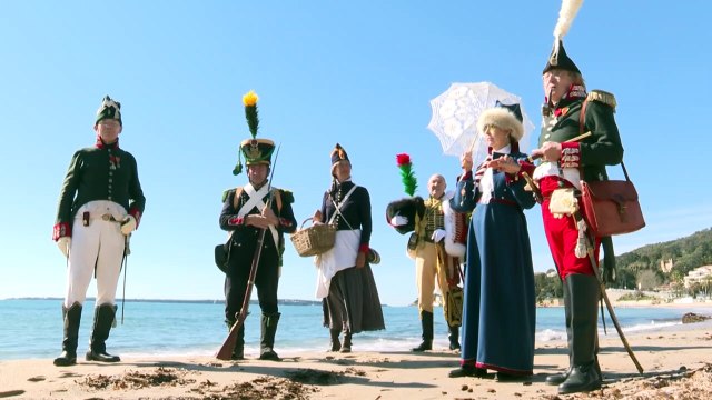 Sur la route Napoléon, les soldats de la reconstitution historique fraternisent