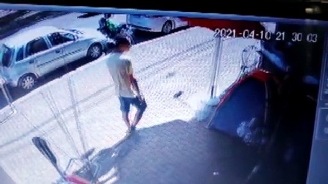 Câmera registra ação de criminoso furtando Corsa na Avenida Brasil