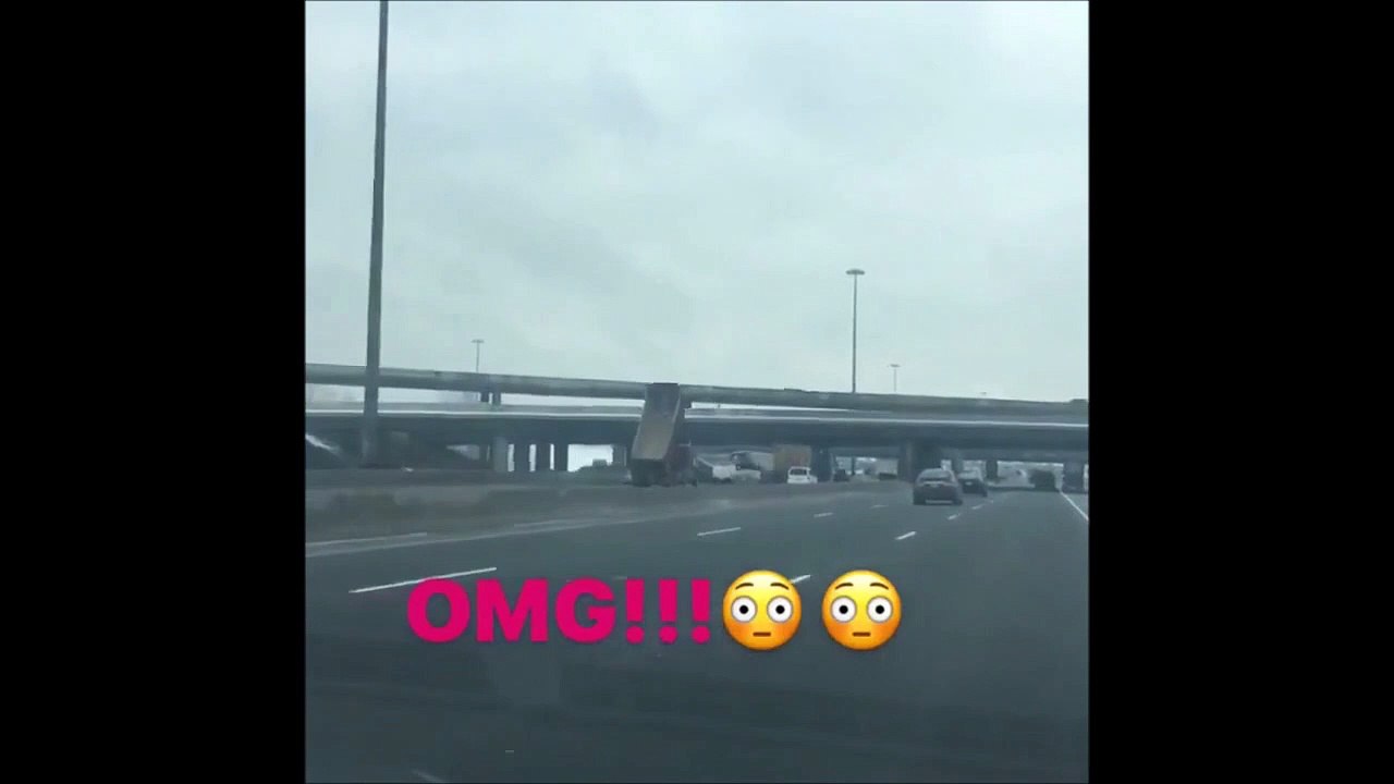 Ce camion a oublié que sa remorque est levée sur l'autoroute