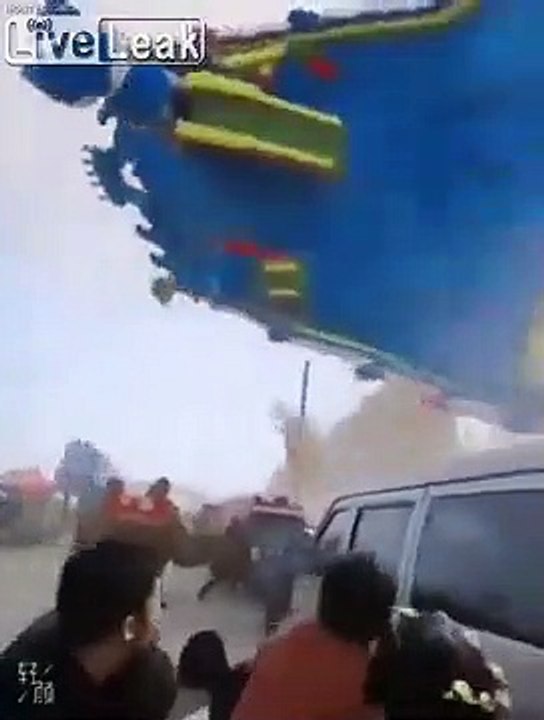 Une tornade emporte des jeux gonflables géants au parc d'attractions