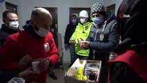 Kızılay'dan nöbetteki polislere çay-kahve ikramı