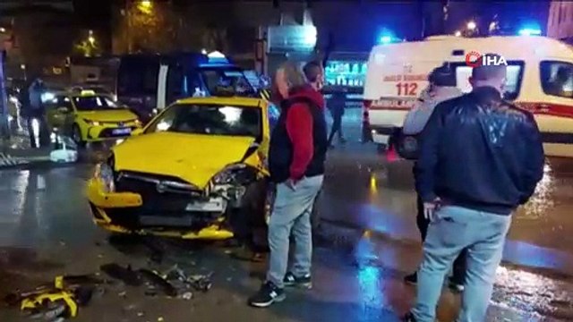 Ümraniye’de minibüs ile ticari taksi çarpıştı: 1 yaralı