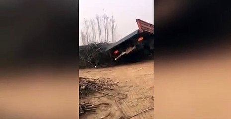 Kamyon şoförü yük boşaltmada çığır açtı