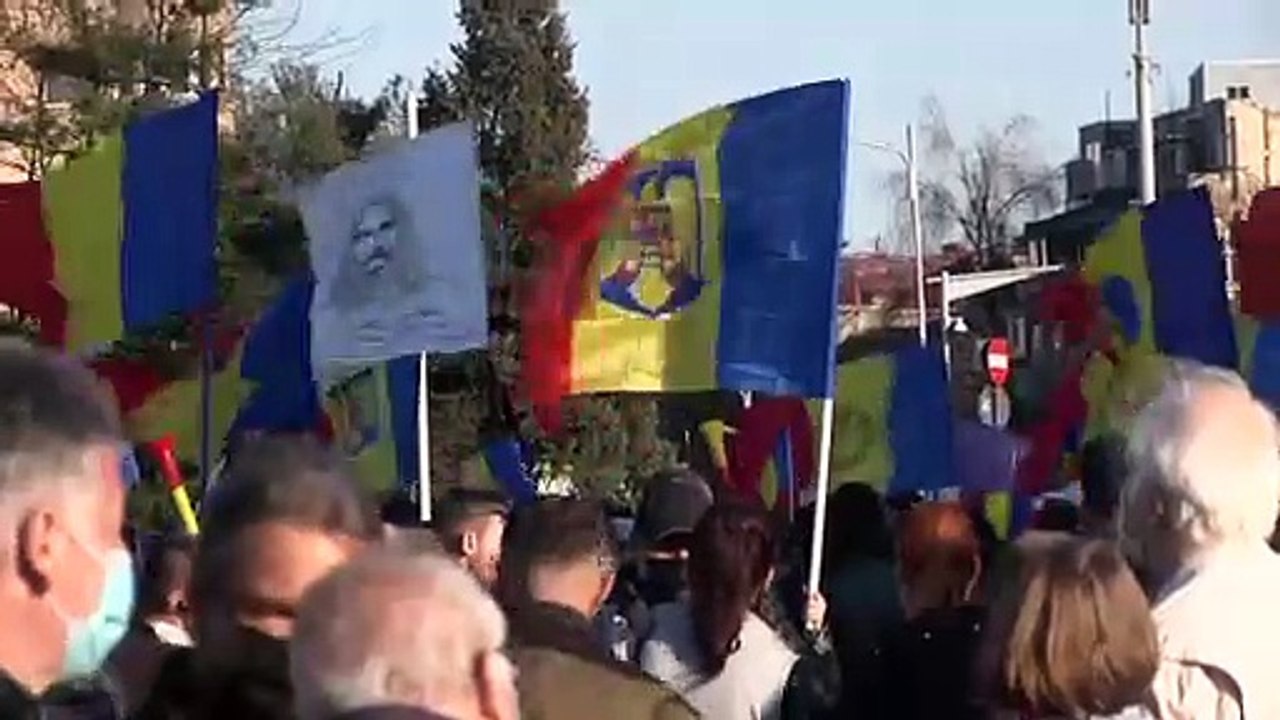 Противники карантина выходят на новые акции про...
