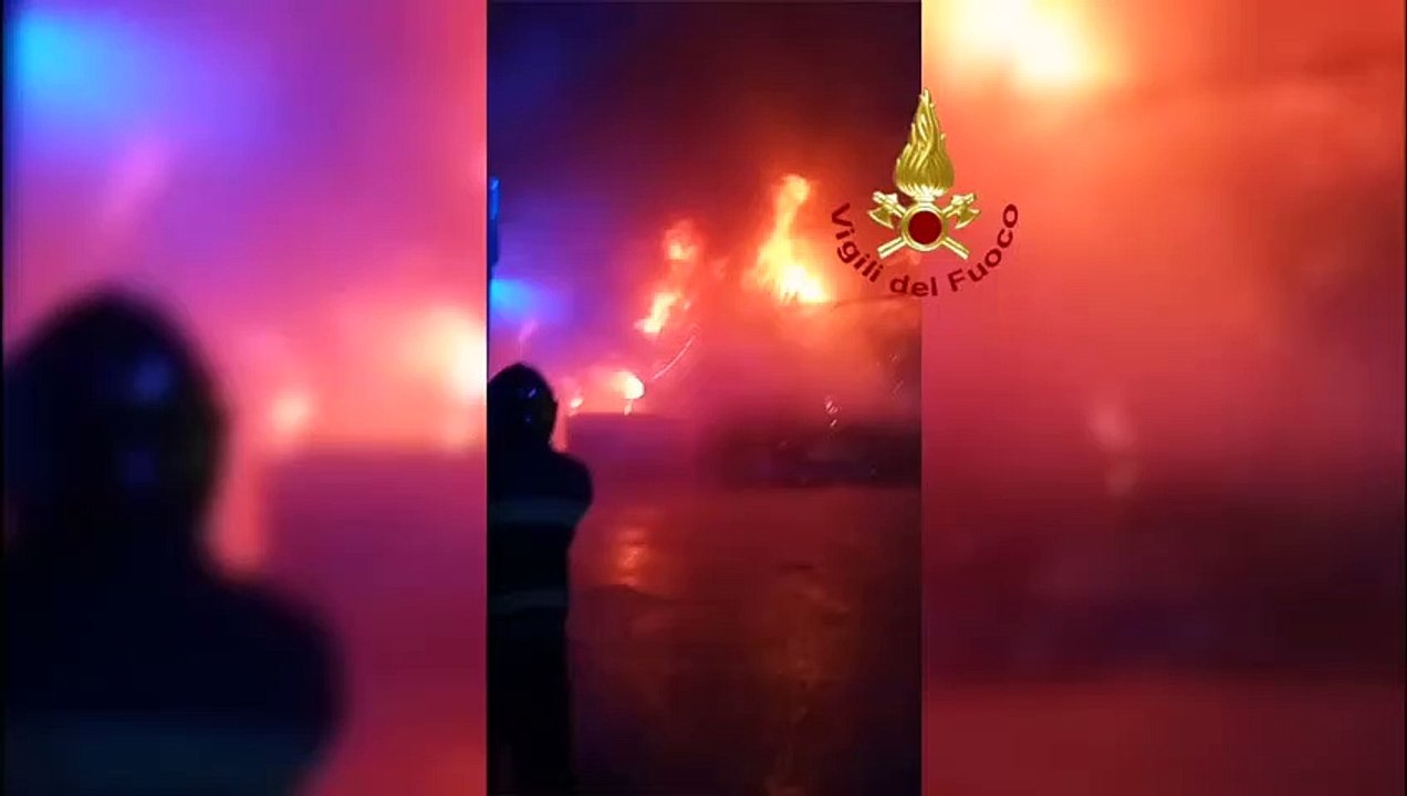 Pavia - Deposito in fiamme vicino al Naviglio (11.04.21)