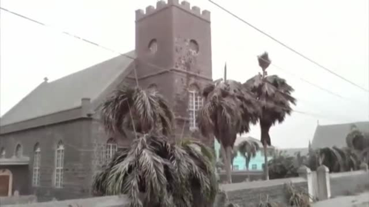 La erupción del volcán 'Soufriere' cubre de ceniza parte de San Vicente y Las Granadinas