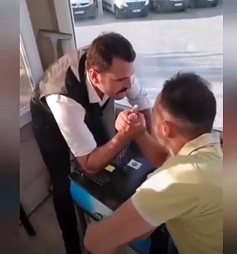 Bilek güreşi yaparken kolu işte böyle kırıldı