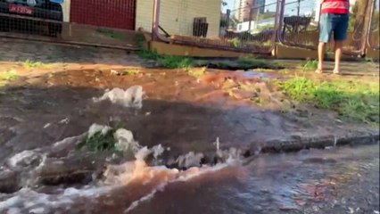 Vazamento de água é registrado na Rua Londrina, no Centro