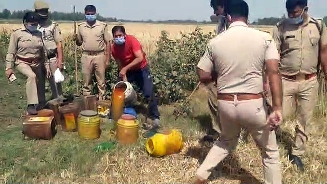 आबकारी विभाग की ताबड़तोड़ छापेमारी में 70 लीटर कच...