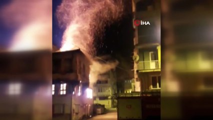 100 yıllık tarihi bina alevlere teslim oldu