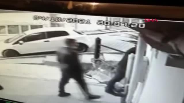 BURSA POLİSTEN KAÇARKEN APARTMANIN HAVALANDIRMA BOŞLUĞUNDA MAHSUR KALDI