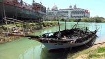 Manavgat’ta çekek yerindeki 2 tekne alev alev yandı
