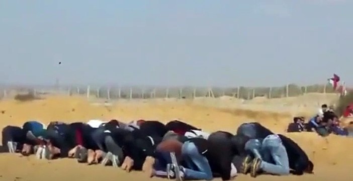 İsrail askerleri namaz kılan insanları vurdu!