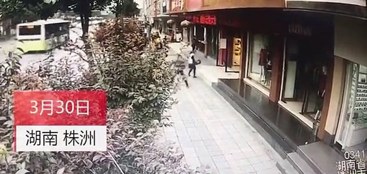 Cep telefonuyla uğraşan sürücü bakın nasıl kaza yaptı!