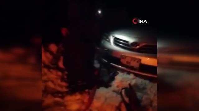 Antalya’da kar yağışından dolayı şarampole yuvarlanan aracı vatandaşlar kurtardı