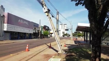 Poste atingido por carro na Avenida Brasil durante a madrugada está suspenso por fios