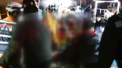 밀물에 고립된 관광객 부부 "살려달라" 들은 주민 신고로 구조 / YTN