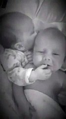 Download Video: Ce bébé prête son pouce à son frere jumeau pour qu'il arrête de pleurer