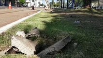 Tampa quebrada em canteiro central oferece risco aos pedestres