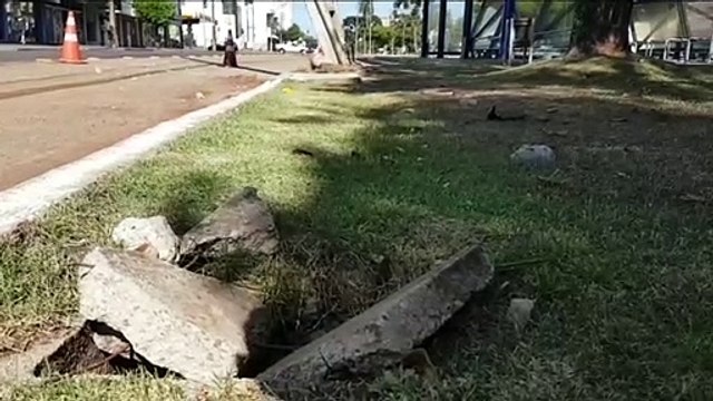 Tampa quebrada em canteiro central oferece risco aos pedestres