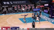 L'énorme poster de Miles Bridges sur Clint Capela